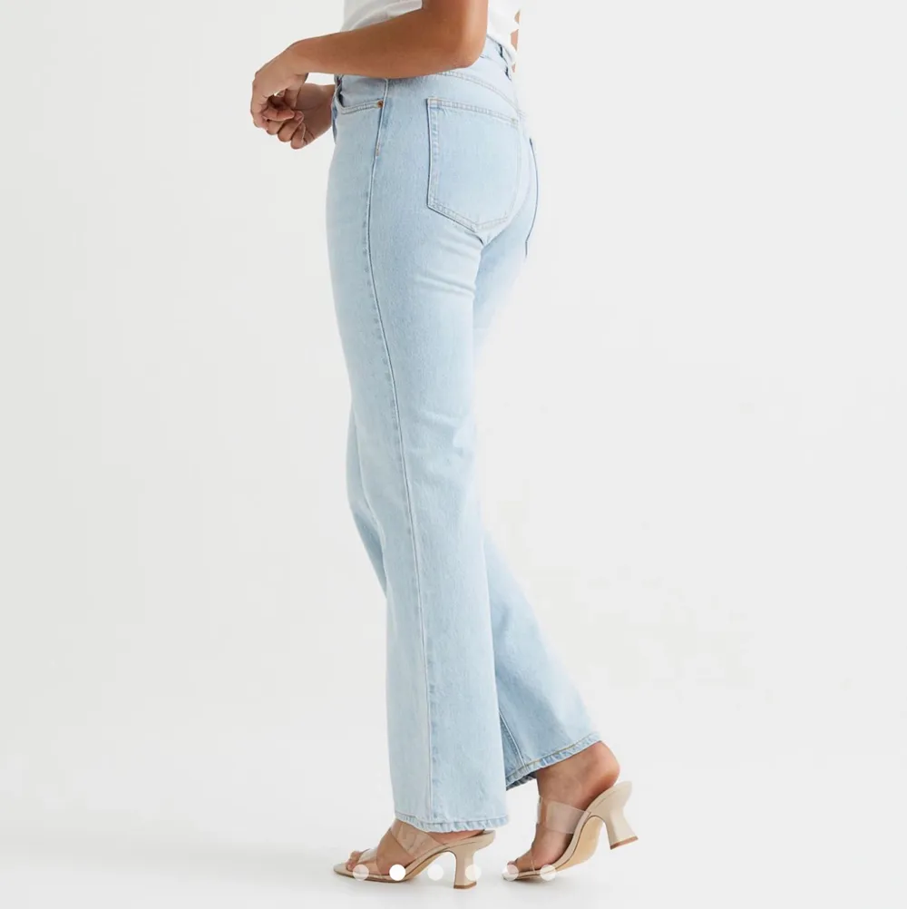 Säljer dessa helt slutsålda jeans från hm! Storlek 34, dom är helt oöppnade och oanvända därav inga egna bilder! Frakt tillkommer❤️. Jeans & Byxor.