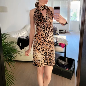 Cocktail klänning i silk - Sys med egen design i jäte bra kvalite i atelje.  Har använts upp til 5 gånger. Min längd är 179. Passar smallare figur. 