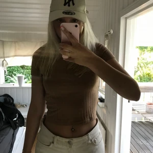 ASOS DESIGN TOPP - Brun ribbad topp från Asos egen kollektion. Jättefin färg och stretchigt material🪐