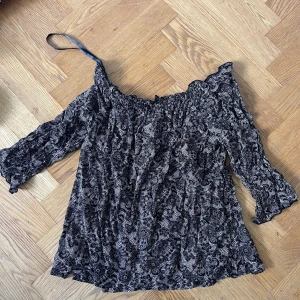 Off sholder - Fin off sholder topp med blommor