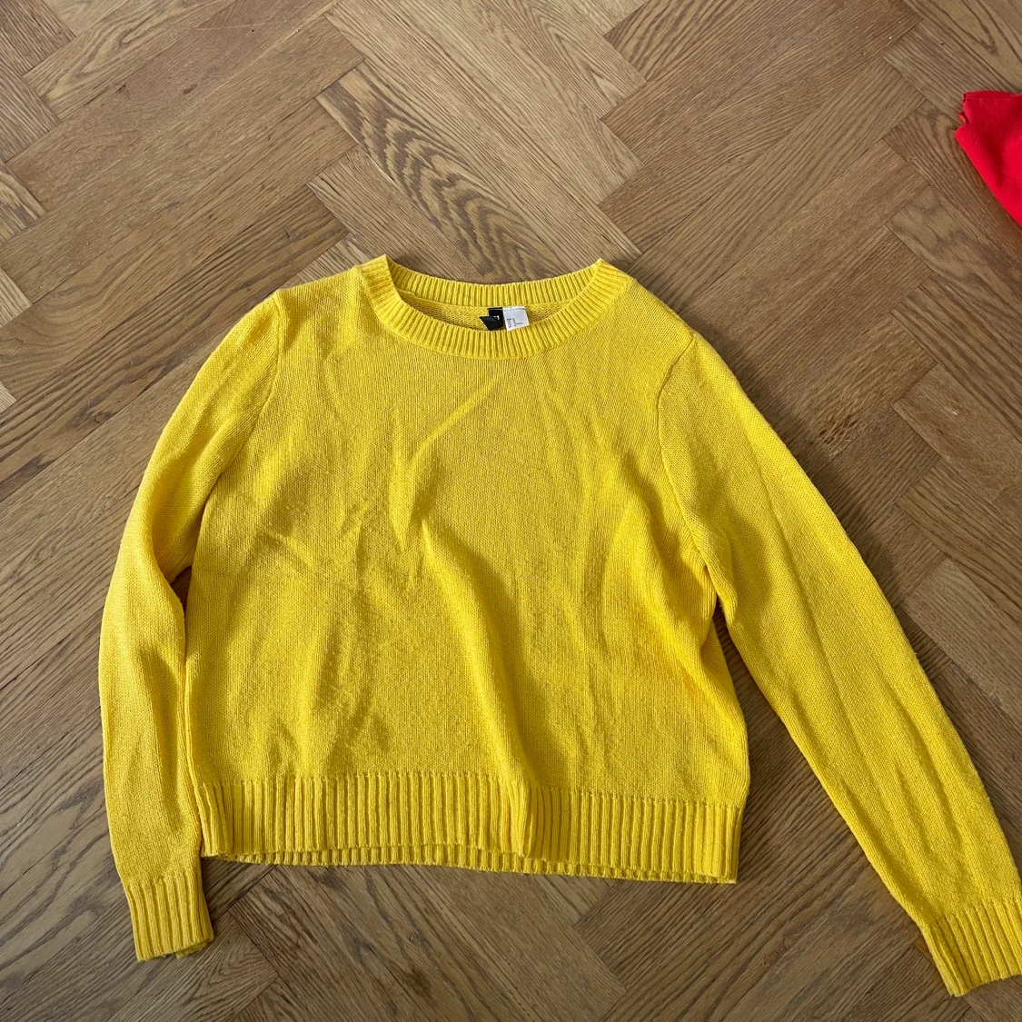 Gul stickad tröja