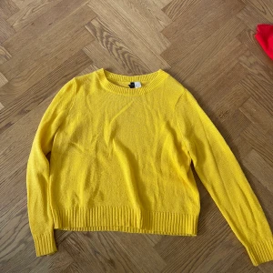 Gul stickad tröja - Gul stickad tröja, inte stickig