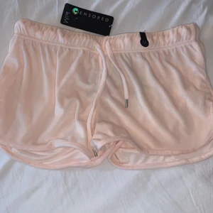 Sov shorts strl M - Helt nya har aldrig använt! Storlek M men tror kan passa S också Köpta på New Yoker  Ny pris är 119kr 