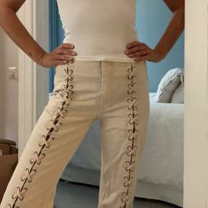 Nya lågmidjade jeans från HM. Byxorna har raka ben med snörning fram och kort sprund i nederkant. Använda en gång. 
