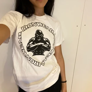 Ironwear t-shirt - Ironwear t-shirt, använd en gång. Gjord av ett relativt tjockt material av bomull.