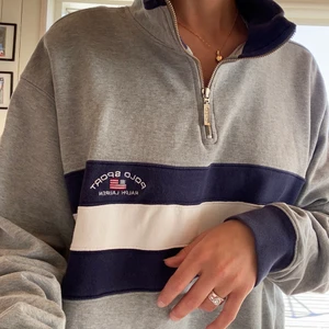Vintage Ralph Lauren tröja - Säljer den här tröjan som jag köpte här på Plick för några år sedan. Har använt den väl men är i bra skick. Är antagligen från mansavdelningen så jag har använt den som  oversized tjocktröja. Skulle gissa på M/L. Köparen står för frakt!