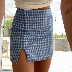 Kjol från stradivarius i strl 38 - Blåvit kjol från Stradivarius i strl 38. Liten slits på vänster lår och dragkedja baktill (se bild 3). Aldrig använd. Köparen står för frakt!