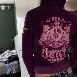 oldschool juicykofta - [ skriv t mig innan du vill köpa ]. jättefin oldschool juicy couture kofta. lila och har jäääättefint tryck på ryggen och på ena armen, den har även rhinestones på. i dunderslick. tar bud, annars köp direkt för 500🫶🏼 högsta bud: 420. frakt 66kr