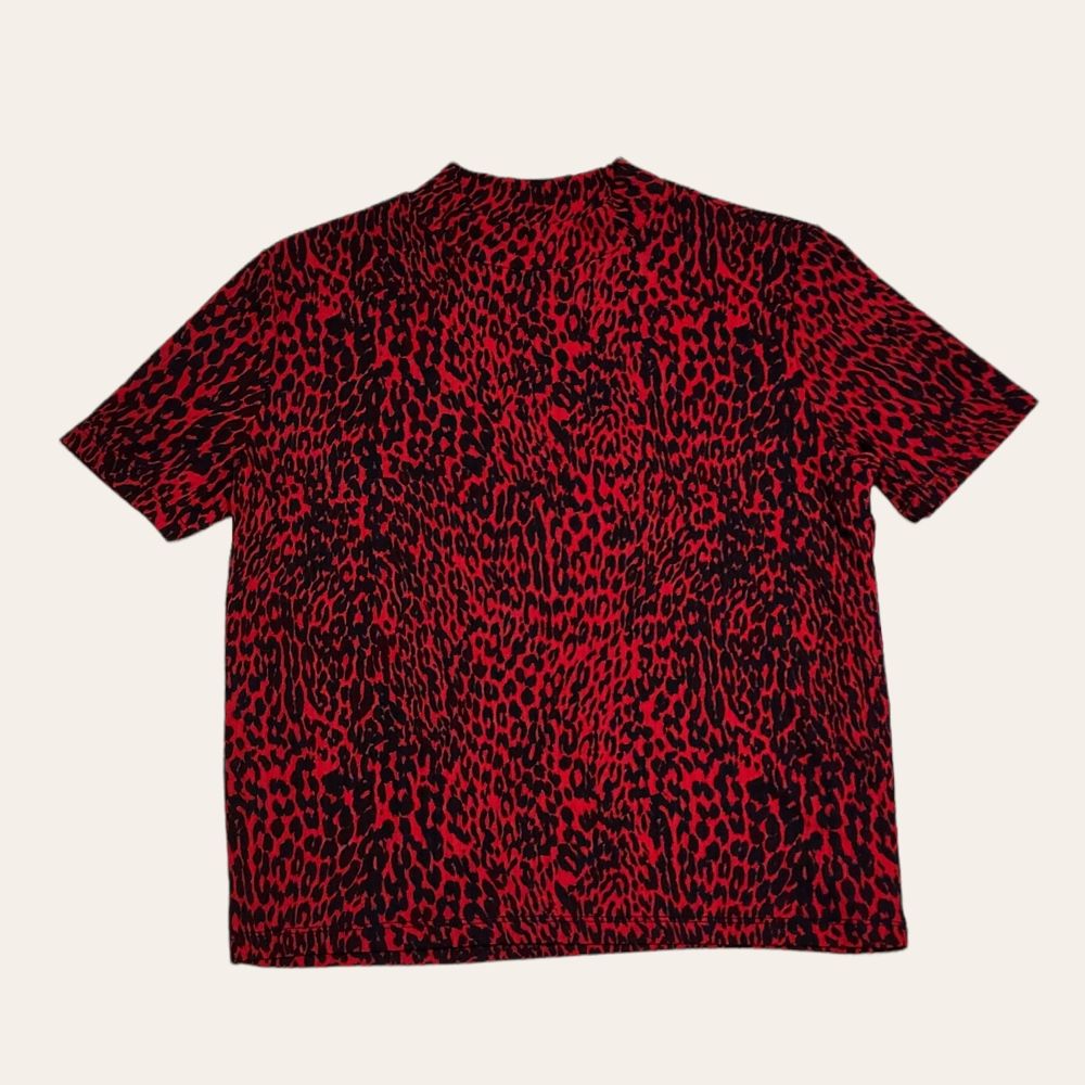 röd leopardmönstrad topp med halv polo från zara trf - storlek s  endast anvönd ca 2 gånger, så fortfarande i nyskick !! jättefin till t.ex läderbyxor/kjol 🤩 . Toppar.