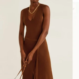 Mango klänning  - Klänning från mango, fin men fel strl för mig. Oanvänd.