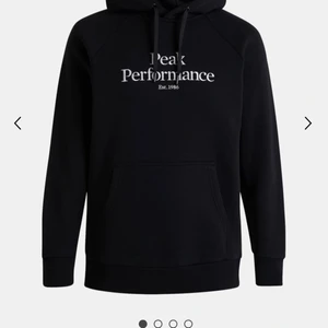 Peak performance hoodie - Inga fläckar eller hål, något urtvättad men annars väldigt fräsch. Säljer pga att den blivit för liten. Storlek xs, bara att fråga om du vill ha bilder på hur den ser ut! 