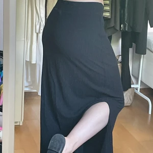 Kjol strl xs-m - Långkjol med slits