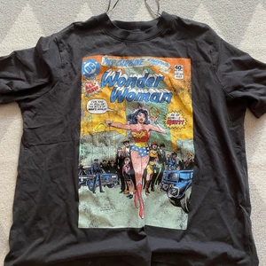 Wonderwoman T - shirt - Cool tröja som endast är testad. Den är i storlek XS men sitter lite löst så kan passa S också  men då sitter den lite tajtare. Köpte den för 150 kr och säljer för 75 + frakt! Använd inte ”köp nu”!!