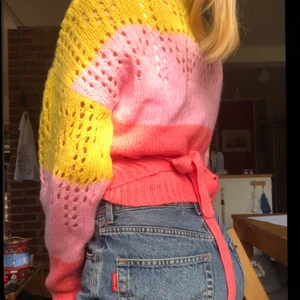 Y2k Kofta - Säljer denna fina kofta från Trendyol som passar så bra att lyfta en tråkig outfit🌈 Frakt kan variera beroende på pris. (Tryck INTE på köp nu) 