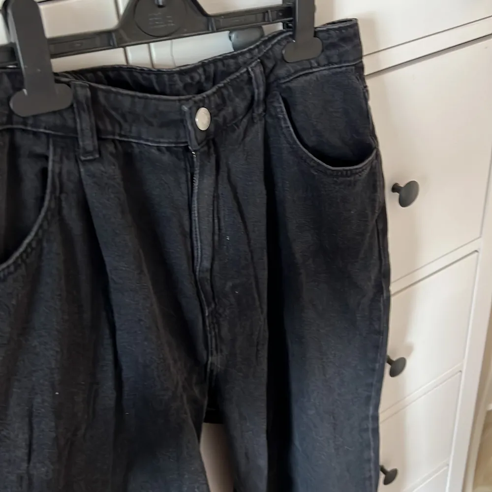 Högmidjade jeans som inte är stretchiga. De känns dock inte stela på. Ganska nya och sällan använda och är i bra skick. Jeans & Byxor.