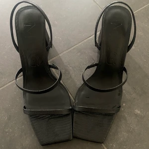 Klackar - Skit snygga klackar ifrån mango, i storlek 40. Så gott som nya då de är använda en gång. Frakten ingår ej i priset och paketet skickas med postnord skicka lätt