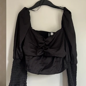 H&M - Väldigt fin topp. Säljer för att jag inte använder den längre.