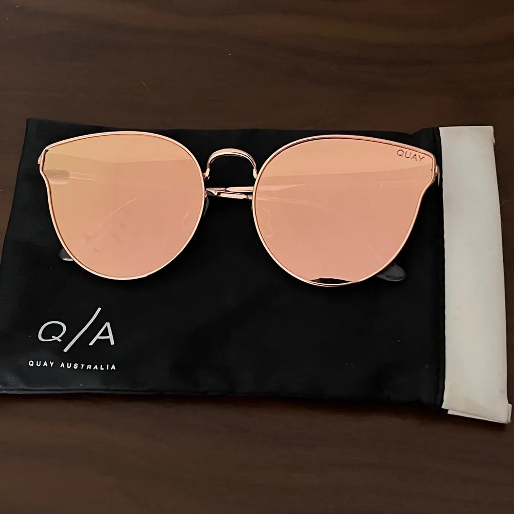 Helt nya solglasögon från Quay Australia, inköpt för några år sedan och har sen dess bara legat.  De har alltid förvarats i sitt fodral.  Köparen står för frakten.. Accessoarer.