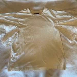 En vit lite större t-shirt från kapphal med mönstrande ärmar. Aldrig använd, endast testad. Nypris 299kr, mitt pris 250kr (inklusive frakt) ☺️ 