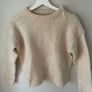 Stickad tröja - Så himla söt stickad tröja perfekt att släng på sig en sommarkväll🥰 är storlek M men råkade krympas i tvätten så skulle säga att den motsvarar en XS💗💗 (den är beige inte rosa, fanns inget beiget alternativ)