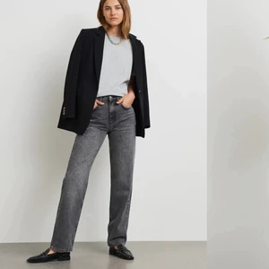 Jeans  - Väldigt snygga jeans från gina som är använda vid ett fåtal tillfällen och kommer tyvärr inte till användning längre.  Nypris: 599