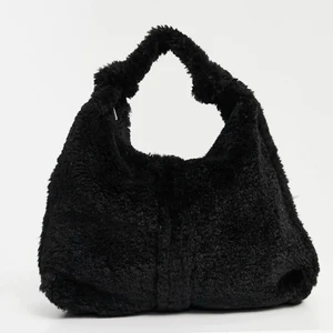 Fluffig väskan!! - Jag har köpt en fluffi väskan typ länge sen men tyvärr jag kommer inte mycket till användning.Helt nya, prislappen finns kvar! Pris går att diskutera!