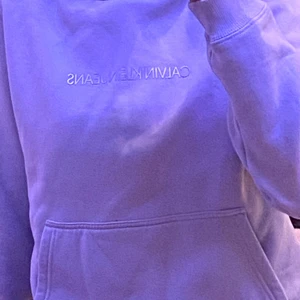 Calvin klein hoodie blå/grå  - Jätte fin calvin klein hoodie. Köpte för ganska länge sen och använt max 10 gånger. 