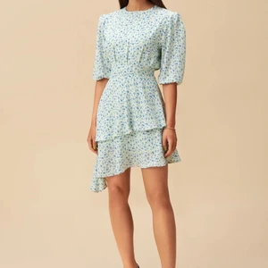 Adoore - Säljer denna supergulliga klänningen från Adoore. Jag hann aldrig lämna tillbaka denna, därför är den helt oanvänd med lappen kvar. 💙🧚‍♀️