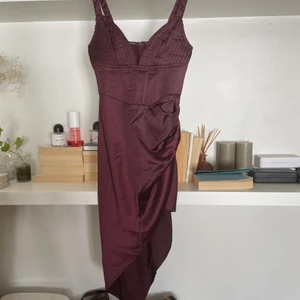 Satin klänning - Klänning från missguided