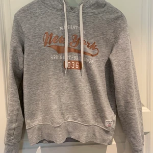 Grå hoodie  - Grå hoodie från hm, bra skick men har dock spruckit lite vid halsen, se andra bilden 