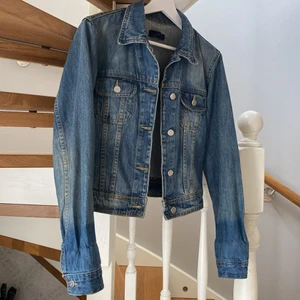 Nelly jeansjacka storlek 34 - Fin blå jeansjacka från Nelly som är perfekt att ha nu på sommaren! Säljer eftersom jag tycker den är lite liten på mig. Köpt för några år sedan och använd kanske en sommar men den är i bra skick💕