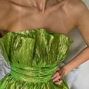 Grön metallisk klänning - Säljer min OTROLIGT vackra skimrande klänning då jag råkade beställa två. Den är verkligen supervacker och någonting jag rekommenderar att ha i garderoben! Helt oanvänd, prislapp och skyddspåse finns kvar! Skriv om du undrar något mer💗