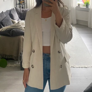 Kavaj  - Superfin beige linnekavaj från stradivarius som är helt oanvänd. Har både storlek XS & S med lapparna kvar på båda. Storlek S på bilden.