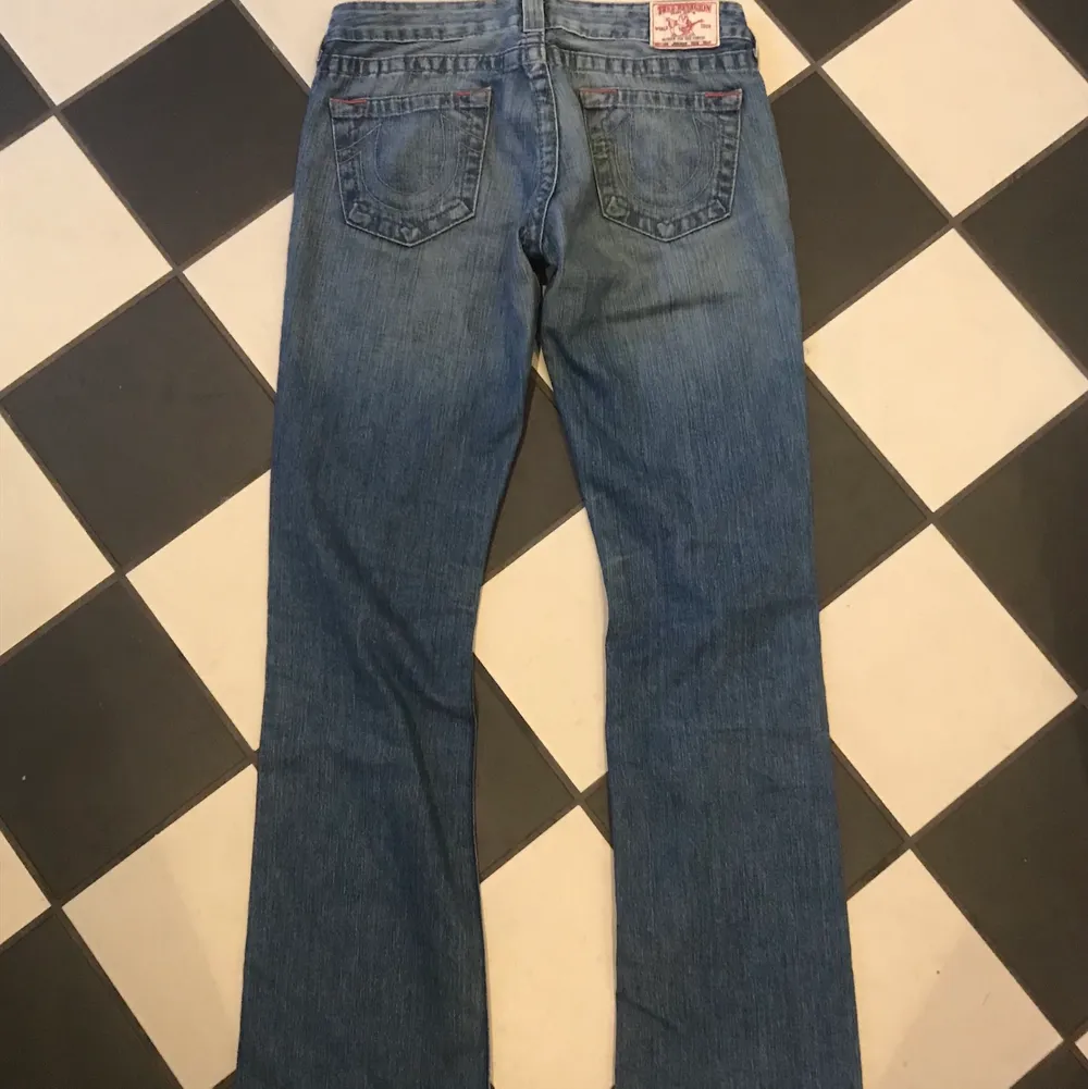 Lågmidjade True religion jeans i bra skick köpta secondhand! Något slitna längst ner på byxan, frakt tillkommer utöver priset. Jeans & Byxor.
