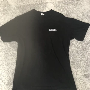 Supreme - Svart supreme T-shirt i bra skick. Pris kan diskuteras.