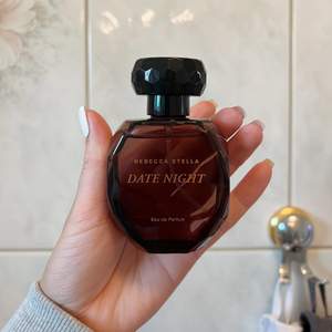 Säljer denna parfym från Rebecca Stella ”date night” pga inte min doft. 50 ml och använt väldigt fåtal gånger som ni ser på bilderna🌼 frakten ingår i priset