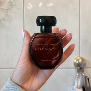 Rebecca Stella DATE NIGHT - Säljer denna parfym från Rebecca Stella ”date night” pga inte min doft. 50 ml och använt väldigt fåtal gånger som ni ser på bilderna🌼 frakten ingår i priset