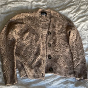 Stickad brun kofta - En brun stickad kofta från Nelly, använd typ 1 gång. Storlek S