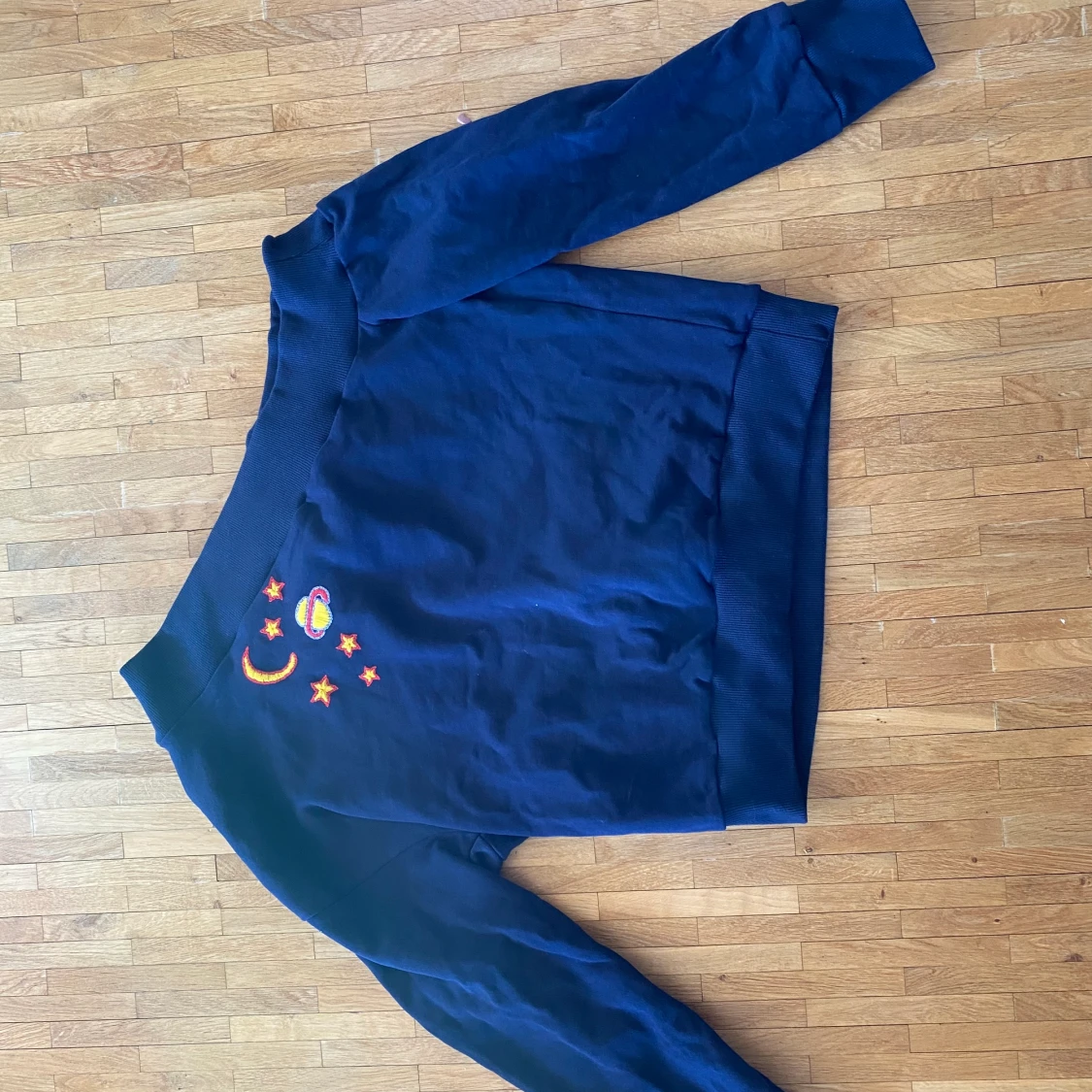 Off shoulder tröja med rymd-motiv