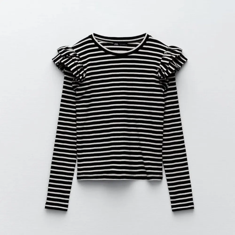 En super snygg slutsåld populär tröja från zara med volanger på axlarna😍💘. Storlek medium men passar också small. Nypris 259kr, säljer för 199+frakt💋 . Tröjor & Koftor.