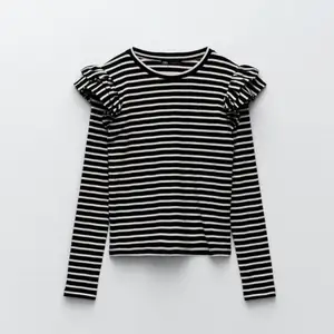 En super snygg slutsåld populär tröja från zara med volanger på axlarna😍💘. Storlek medium men passar också small. Nypris 259kr, säljer för 199+frakt💋 