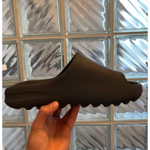 Yeezy Slides Onyx - Storlek 44.5 (passar 42-45)  Bra skick Box ingår Frakt ingår, kan mötas i Kristianstad, -100kr då.