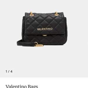 Säljer min nästan helt nya valentino väska pgr av att jag inte kommer använda den köpt för 1200