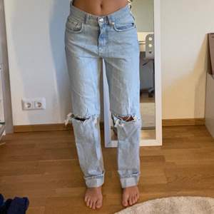 Säljer dessa as coola jeans ifrån ginatricot. De är lite långa på mig som är 163 så har vikt upp dom som ni ser på bilden. Aldrig anvädna endast legat i garderoben. 