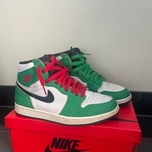 Air Jordan 1 retro high ”Lucky Green” - Använda Nike Air Jordan 1 i gott skick i storlek 38. Finns 1 par röda, 1 par gröna och också 1 par svarta skosnören med till.