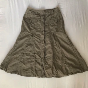 Olivgrön y2k/90s kjol - Vintage y2k/90-tals lång kjol ♡ Skriv helst innan du köper, är villig att diskutera pris och ställ gärna frågor ♡