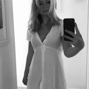 Superfin vit klänning - Säljer denna somriga vita klänningen 