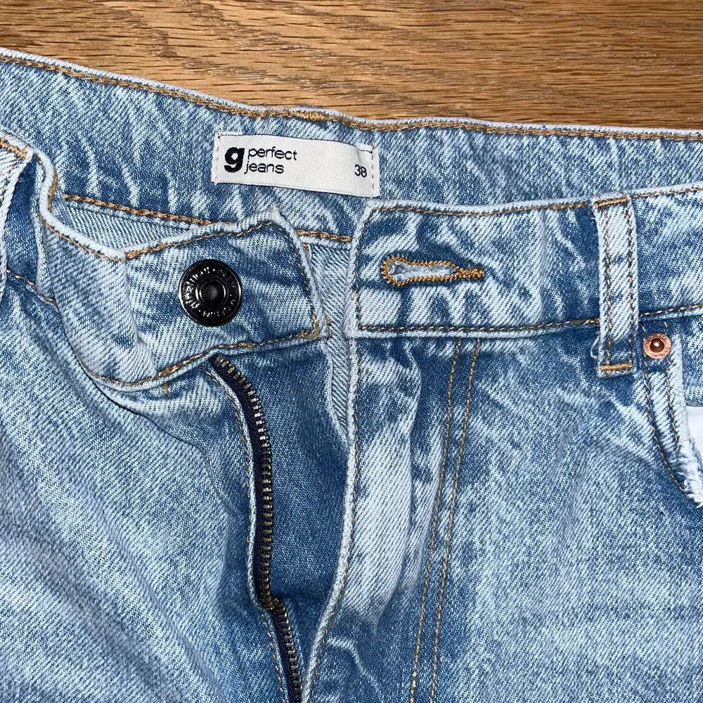 Jätte fina jeans från Gina i storlek 38. Säljer pga att de ej kommer till användning mer. Nästan som nya.. Jeans & Byxor.