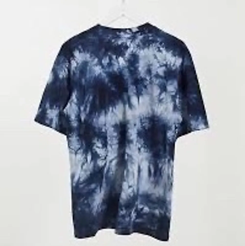 En oanvänd Marinblå tie dye tröja. Bra skick.. T-shirts.