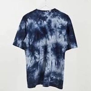 Tie dye T-shirt - En oanvänd Marinblå tie dye tröja. Bra skick.